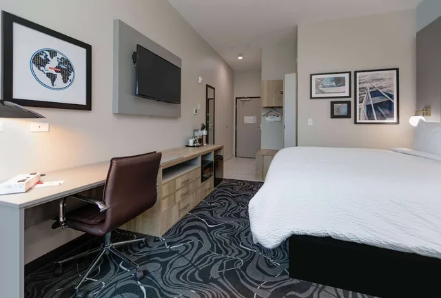 غرفة بسرير كينج، The Elm, a Ramada by Wyndham 3/3