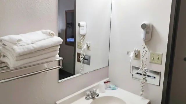 غرفة بسريرين كوين، Magnuson Hotel Ironwood 4/4