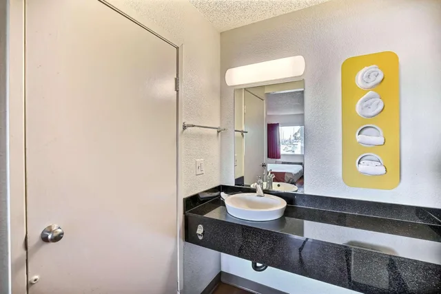 Deluxe, Motel6 Oakland, CA - Embarcadero 9/10
