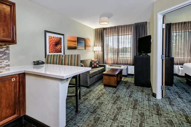 جناح بسرير كينج بغرفة نوم واحدة مع أريكة، Staybridge Suites Lubbock 1/1