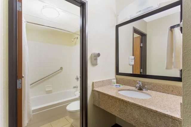 جناح استوديو بسرير كينج، Americinn By Wyndham Burlington 1/2