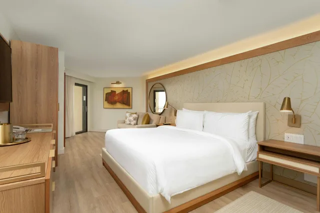غرفة قياسية بسرير كينج بشرفة مع أريكة، Courtyard Isla Verde Beach Resort 2/5