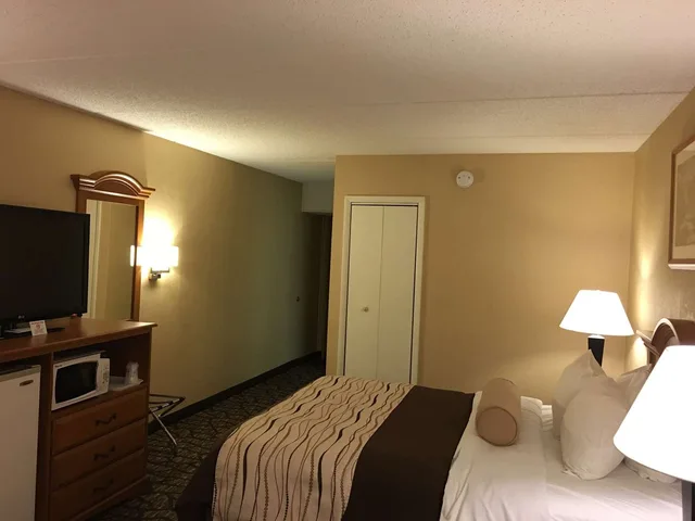 غرفة بسرير كوين يُسمح فيها بالحيوانات الأليفة، Best Western Clifton Park 1/4