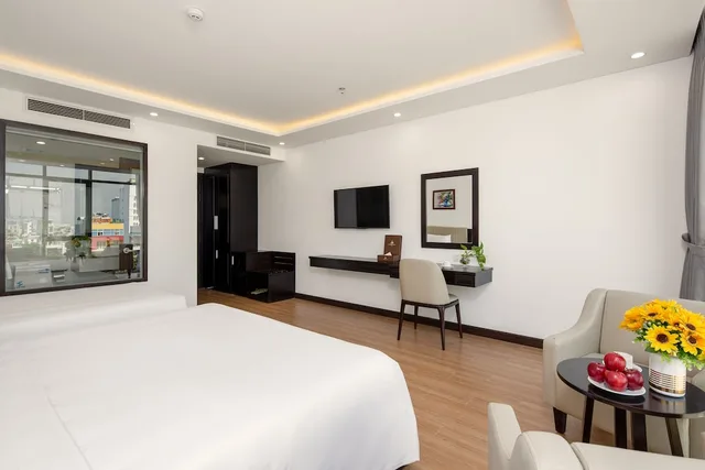 غرفة ديلوكس ثلاثية بسرير كينج وسرير فردي بإطلالة على المدينة، Golden Line DaNang Hotel 2/4