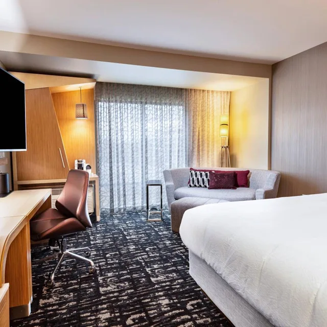 غرفة بسرير كينج بإطلالة على الفناء مع أريكة، Courtyard by Marriott Winston-Salem Downtown 3/10