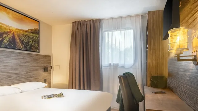 غرفة رباعية بسرير كوين وسريرين منفصلين، Sure Hotel by Best Western Angers Sud 3/8