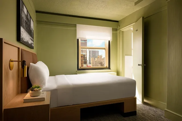 غرفة قياسية بسرير مزدوج لذوي الإعاقة، THE ROW NYC HOTEL 4/9