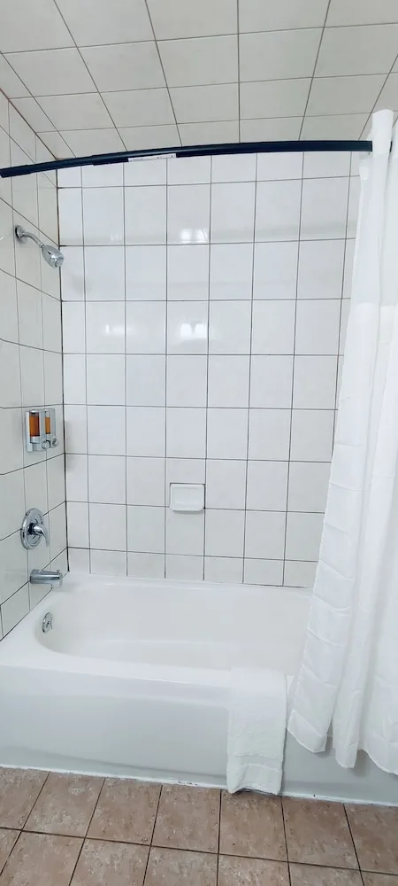 Room, 3 Double Beds, Oceanside Inn and Suites a Days Inn by Wyndham 5/5