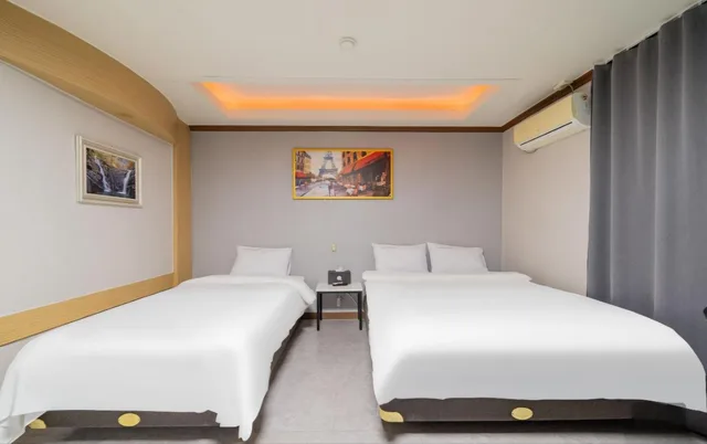 غرفة ديلوكس بسريرين منفصلين وسرير مزدوج وسرير فردي، Donghae Gloria Tourist Hotel 1/3