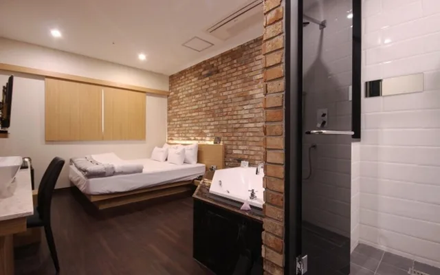 Deluxe, Double Bed, No Parking، Nampo Comma Hotel 1/1