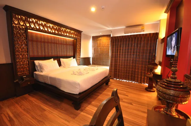 غرفة ديلوكس بسرير كينج بإطلالة جزئية على البحر، Chalelarn Hotel 2/3