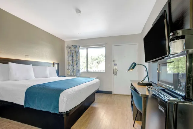 1 King Bed Premium, Micfridge، Motel6 Venice, FL 2/7