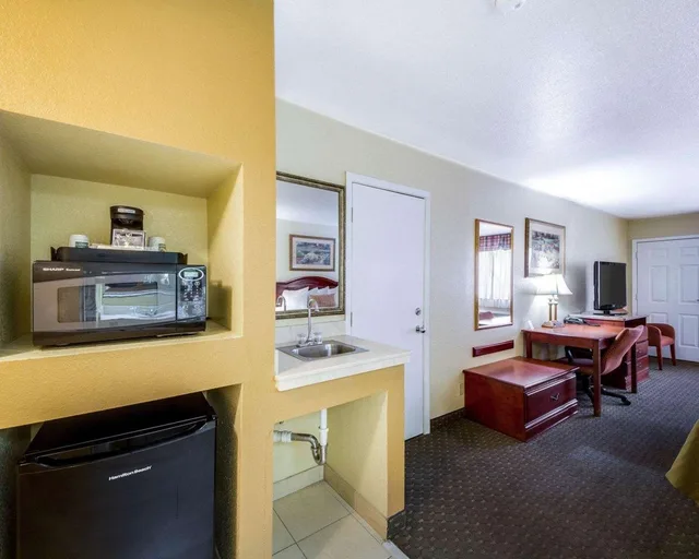 Suite, King Bed, Econo Lodge Inn and Suites Eagle Pass, TX 2/2