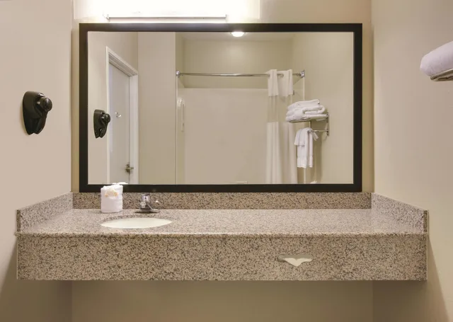 غرفة بسريرين كوين لذوي الإعاقة، La Quinta Inn & Suites by Wyndham Rockwall 9/10