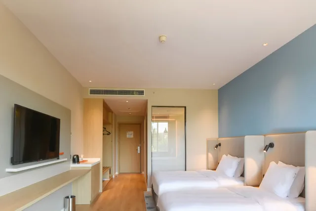 غرفة قياسية بسريرين منفصلين بإطلالة على المدينة، Holiday Inn Express Tianjin Binhai an IHG Hotel 1/4