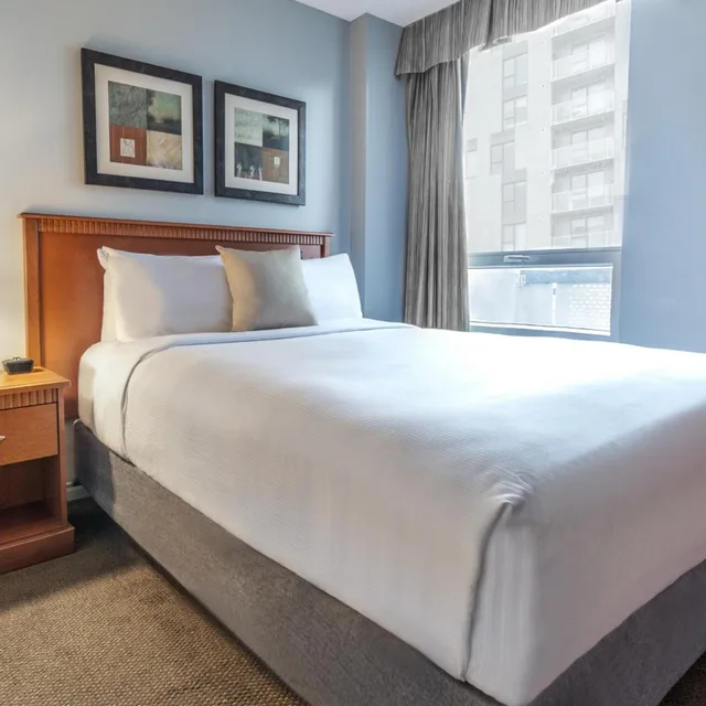 جناح بسرير كينج وسرير كوين بشرفة، Hotel Saint Laurent Montreal 1/8