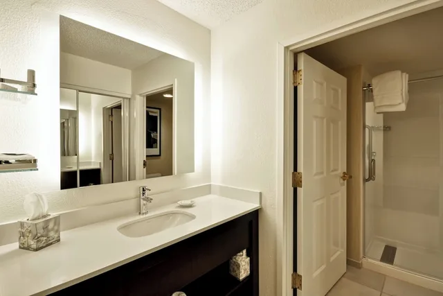 جناح بسرير كوين بغرفة نوم واحدة مع أريكة لذوي الإعاقة، Residence Inn by Marriott Jacksonville Airport 3/4
