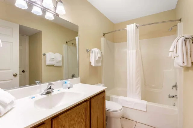جناح استوديو بسرير كوين، Tamarack Wisconsin Dells a Ramada by Wyndham 6/7