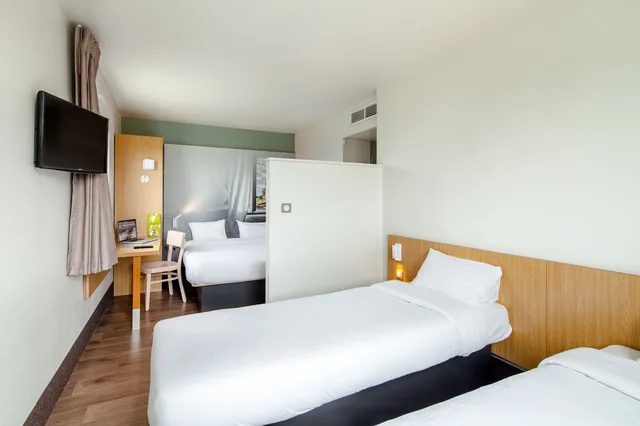 غرفة رباعية بسرير مزدوج وسريرين منفصلين، B&B HOTEL Arras 1/4