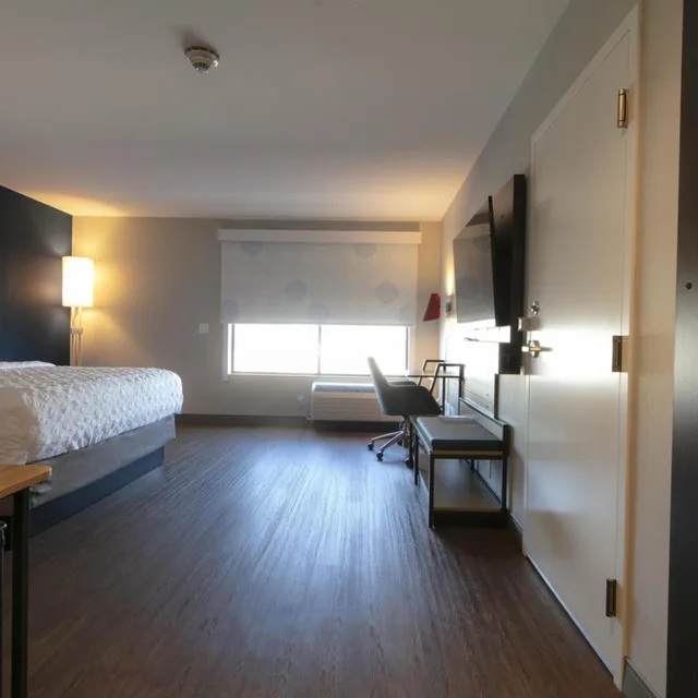 غرفة بسرير كينج بحوض استحمام لذوي الإعاقة، Tru by Hilton Hazleton 2/6
