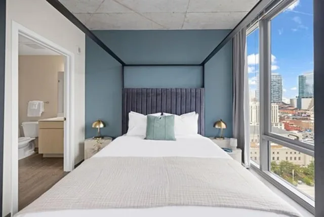 2 Bedrooms, Sky, 2 Queen Beds، Placemakr Premier SoBro 1/3