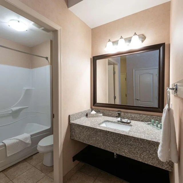 جناح تنفيذي بسرير كينج بغرفة نوم واحدة مع أريكة بمطبخ، Prestige Cranbrook Hotel, BW Premier Collection 6/6