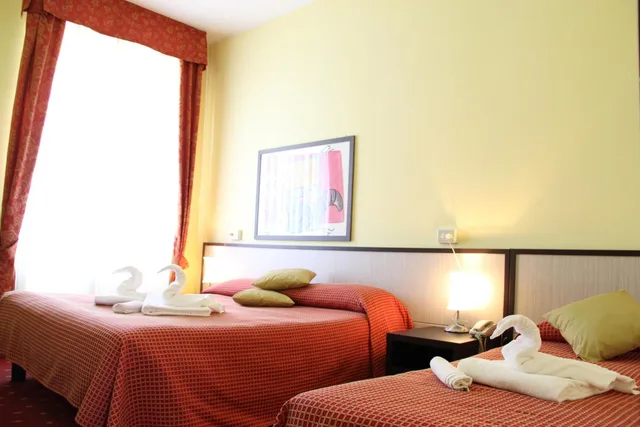 غرفة ثلاثية، Hotel Lugano 4/10