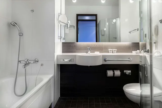 غرفة بسريرين منفصلين بشرفة، Hilton Helsinki Kalastajatorppa 3/3