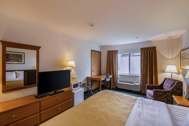غرفة بسرير كينج، Quality Inn & Suites Belmont - Platteville 2/4