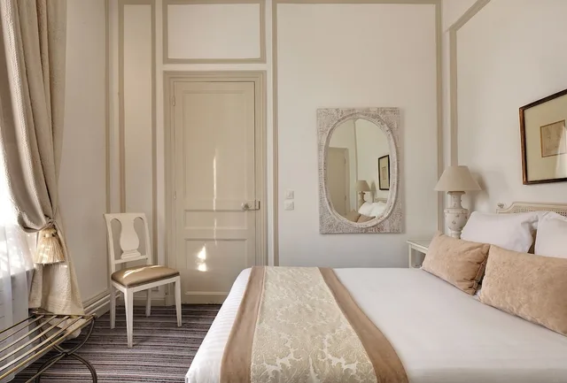 غرفة كلاسيكية بسرير مزدوج بإطلالة على المتنزه، Pavillon Henri IV 2/6