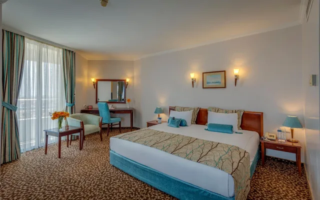 جناح جونيور بسرير كينج وسرير فردي بشرفة مع أريكة، Best Western Plus Khan Hotel 2/10