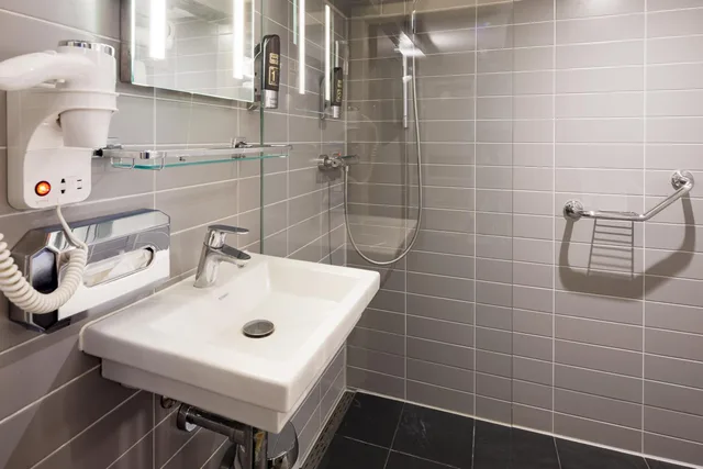 غرفة مفردة، Hotel CC 13/15