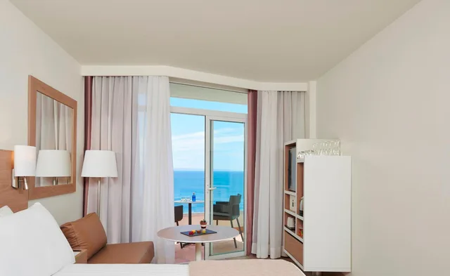 Connecting, Melia, Double Bed, Sea Front، Melia Calvia Beach 5/7