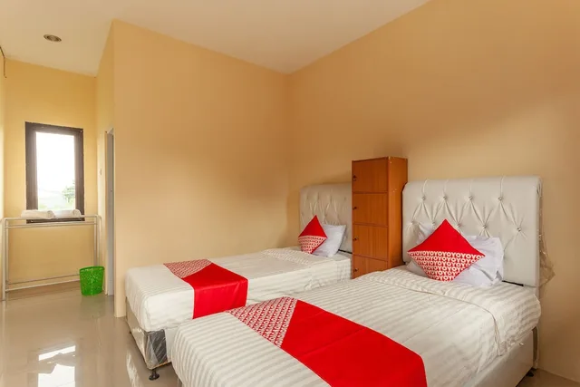 غرفة قياسية بسريرين منفصلين، OYO 588 Richmond Guest House 1/2