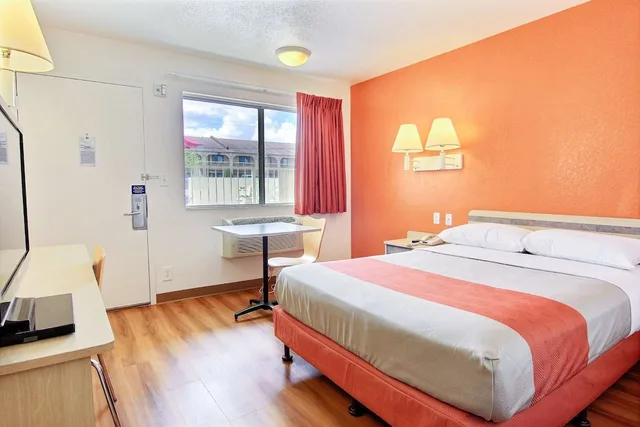 غرفة ديلوكس بسرير كوين لذوي الإعاقة، Motel6 Kingsville, TX 2/8