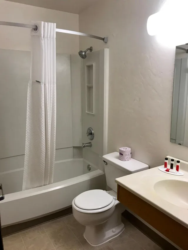 جناح بسرير كينج بغرفة نوم واحدة مع أريكة، Super 8 By Wyndham Union Gap Yakima Area 2/2