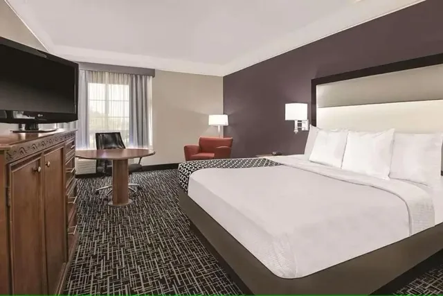 جناح بسرير كينج بحوض استحمام لذوي الإعاقة، Quality Inn & Suites Rosenberg, TX 2/4