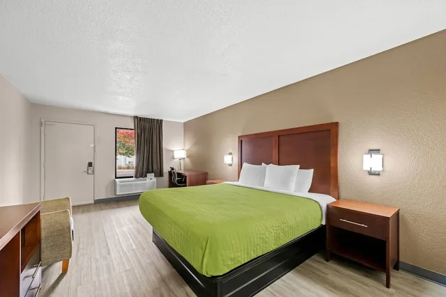 غرفة قياسية بسرير كينج، Econo Lodge Kannapolis - Concord 1/10
