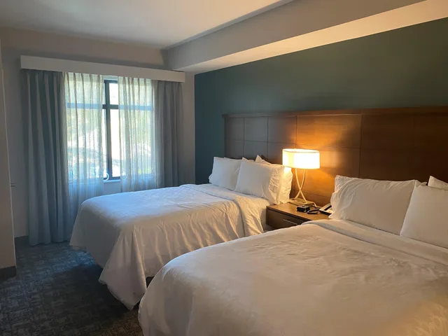 جناح بسرير كينج وسريرين كوين بإطلالة على المسبح بغرفتي نوم، Staybridge Suites Naples Marco Island 1/2
