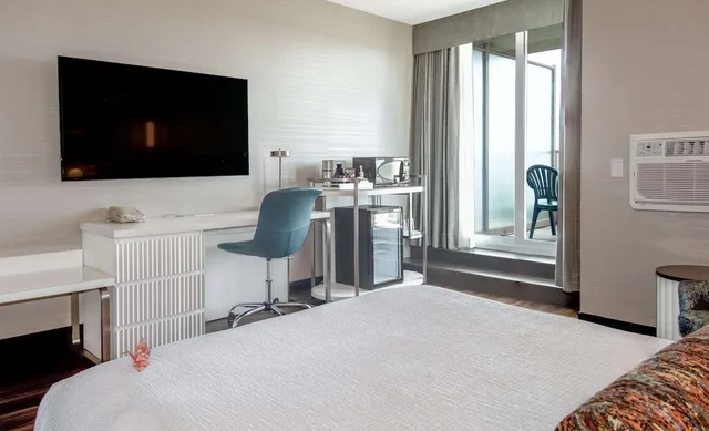 Coast, Premium, Queen Bed، Coast Victoria Hotel Marina By Apa 7/8