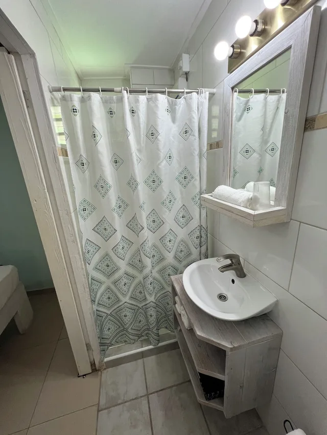 Room, Queen Bed, Kitchenette, Mustique Suites Curacao 3/5