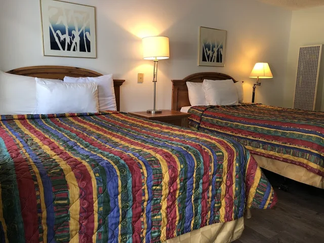 جناح عائلي بسريرين مزدوجين وسرير بطابقين، Cedar Inn & Suites 2/3