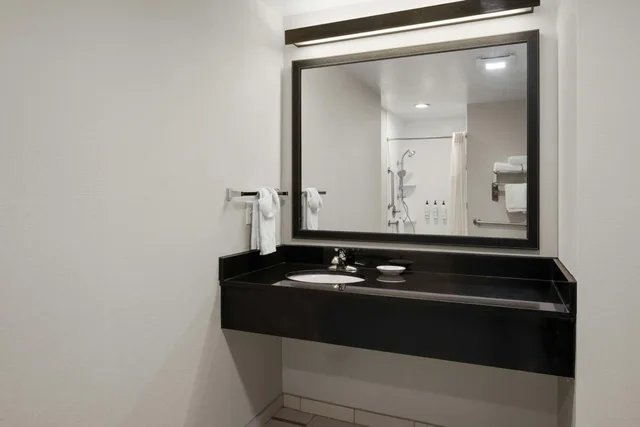 جناح بسريرين كوين بغرفة نوم واحدة مع أريكة، Fairfield Inn Suites By Marriott Olean 4/4