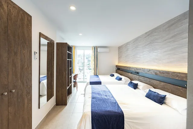 غرفة كومفورت بأربعة أسرّة بإطلالة على البحر، Hotel Internacional Calella 3/9