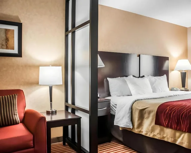 غرفة بسرير كينج بحوض جاكوزي، Quality Inn Dunkirk NY 6/9