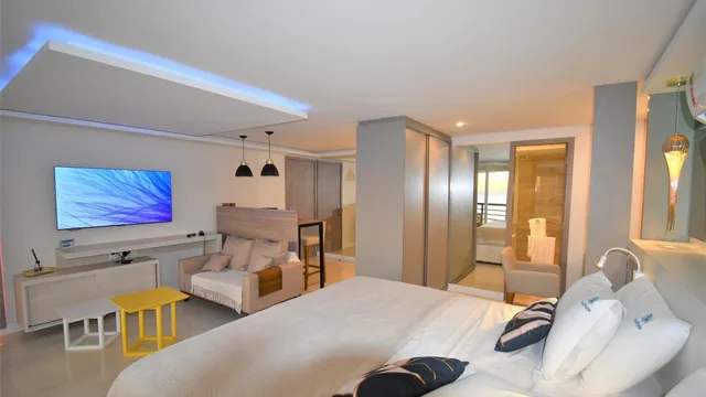 جناح فاخر بسرير كينج بإطلالة على البحر، Iate Plaza Hotel 1/10