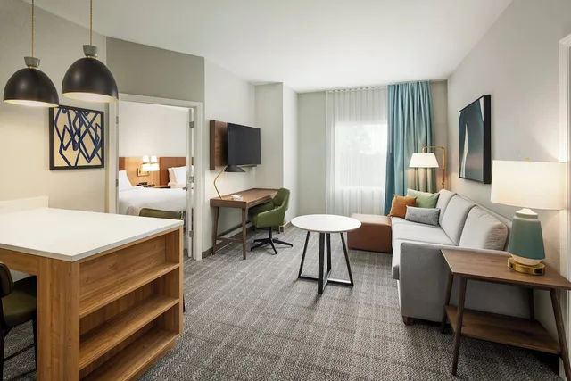 جناح بسرير كينج وسريرين كوين بغرفتي نوم مع أريكة بمطبخ لذوي الإعاقة، Staybridge Suites Auburn University Area An Ihg Hotel 4/5