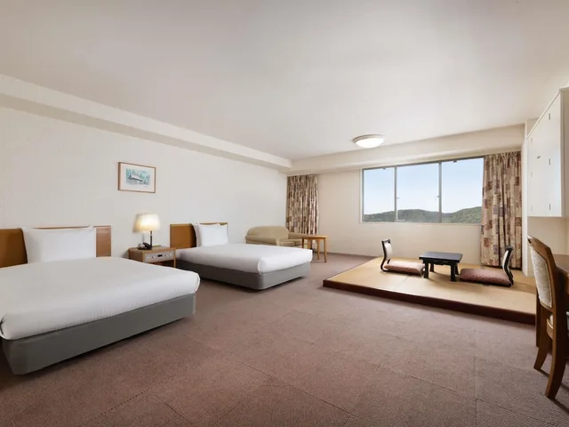 غرفة يابانية غربية كلاسيكية بسريرين منفصلين بإطلالة على الجبل، Mercure Wakayama Kushimoto Resort & Spa 1/1