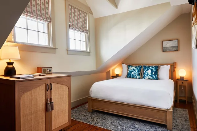 Queen Bed, The Roberts Collection 1/5