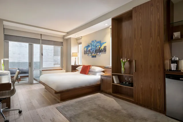 غرفة غراند سوبيريور بسرير كينج بشرفة، The Gotham Hotel 3/4